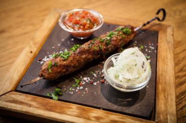 Lula kebap domates salsa ile