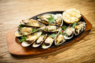 Peynirli fırında midye