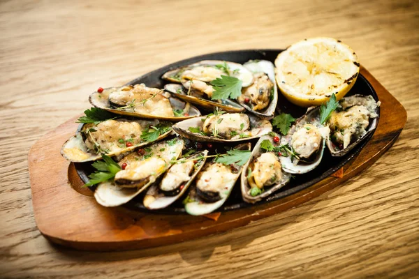 Peynirli fırında midye