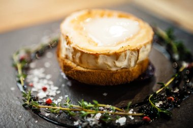 Keçi peynirli ızgara tost