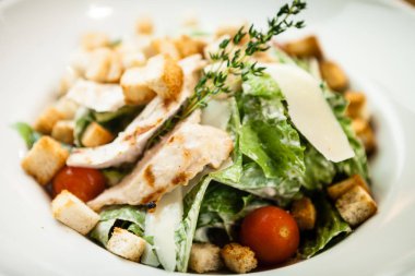 Tabakta Sezar salatası