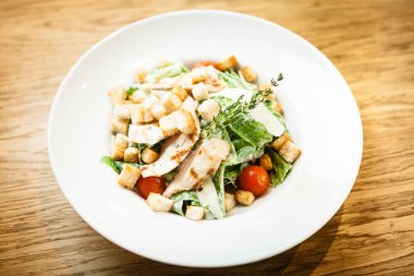 Tabakta Sezar salatası