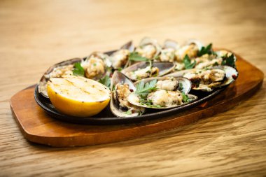 Peynirli fırında midye