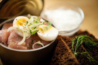 Ekşi krema ile salamura ringa balığı