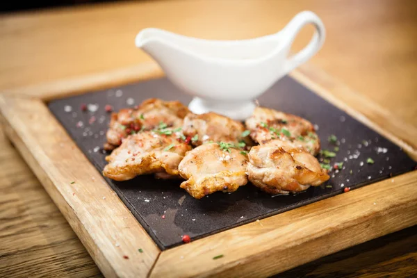 Cosce di pollo con salsa — Foto Stock