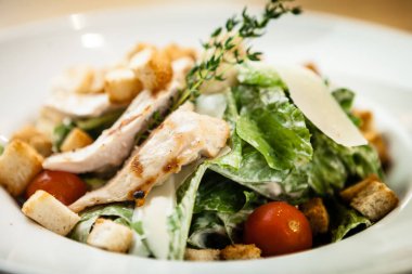 Tabakta Sezar salatası