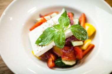 Tabakta Yunan salatası