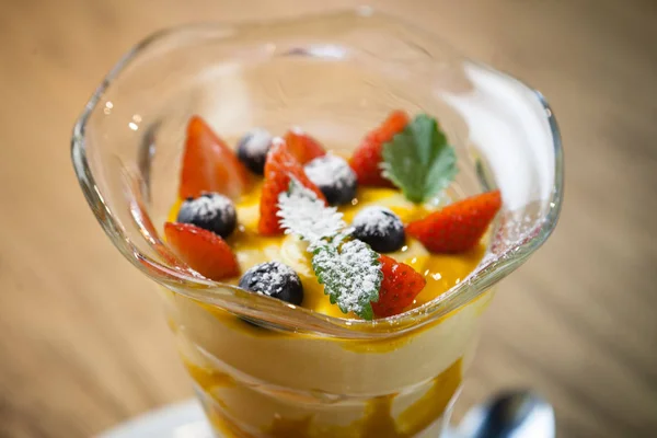 Десерт из манго и творога — стоковое фото