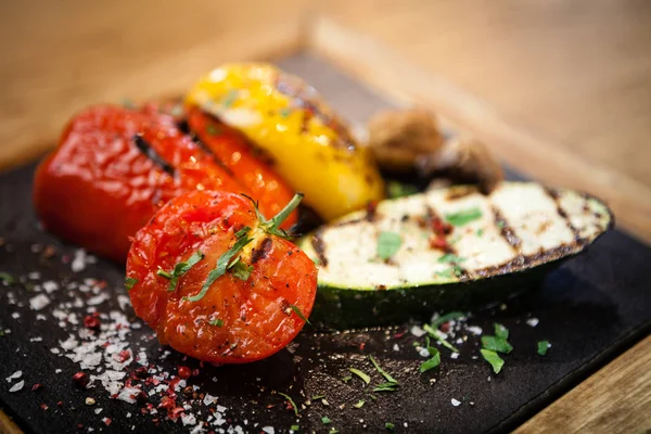 Légumes grillés sur une planche de pierre — Photo