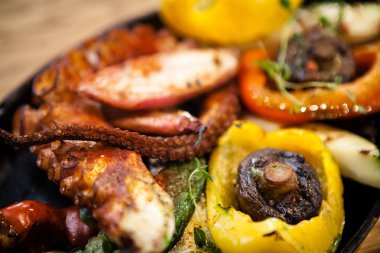 Sebze ile haşlanmış ahtapot