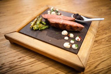 Kızarmış ördek göğsü