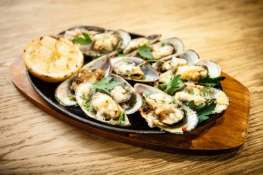 Peynirli fırında midye