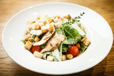 Tabakta Sezar salatası