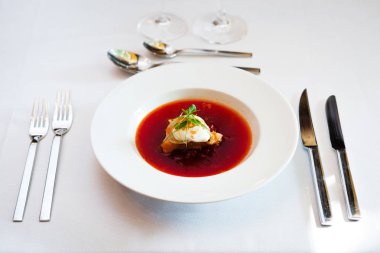 Tavuk ile pancar çorbası