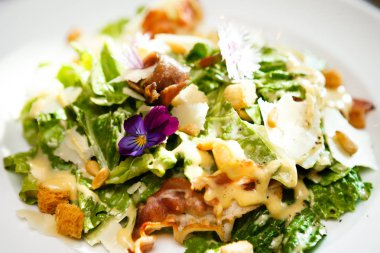 Tabakta Sezar salatası