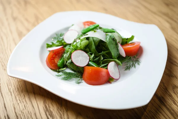 Fresh salad on a plate — Stock Photo, Image