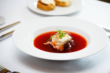 Tavuk ile pancar çorbası