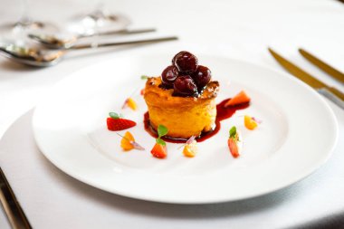 Tatlı kek kiraz ile