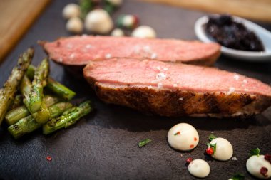 Kızarmış ördek göğsü