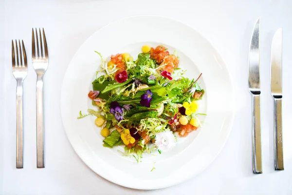 Salada verde em uma chapa branca — Fotografia de Stock
