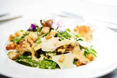 Tabakta Sezar salatası