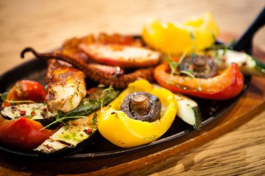 Sebze ile haşlanmış ahtapot