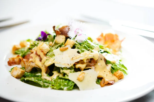 Tabakta Sezar salatası