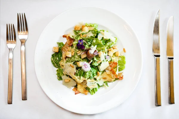 Salade César dans une assiette — Photo