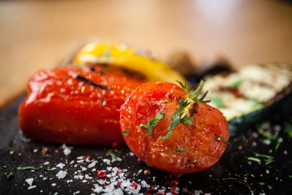 Légumes grillés sur une planche de pierre — Photo