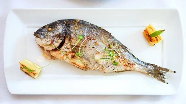 Риба на грилі Дорада — стокове фото