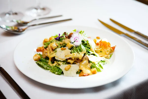 Salade César dans une assiette — Photo