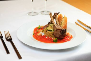 Kuskus ile ızgara kuzu