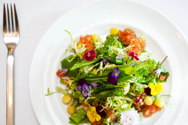 Beyaz bir plaka üzerinde yeşil salata