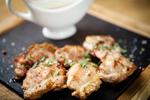 Cosce di pollo con salsa — Foto Stock