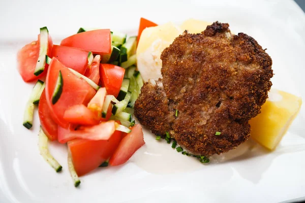 Schnitzel mit Gemüse — Stockfoto