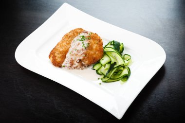 Tavuk şnitzel ile patates püresi