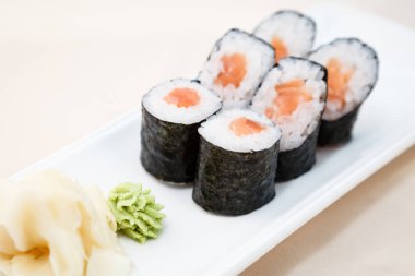 Ton balığı maki bir plaka üzerinde