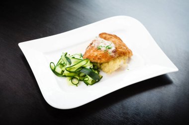 Tavuk şnitzel ile patates püresi