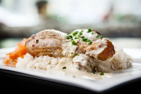 Pernas de frango com arroz — Fotografia de Stock