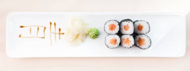 Ton balığı maki bir plaka üzerinde