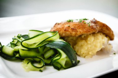 Tavuk şnitzel ile patates püresi