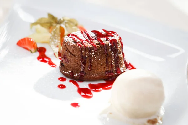 Fondant au chocolat avec crème glacée — Photo