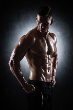 atletik erkek kılığında