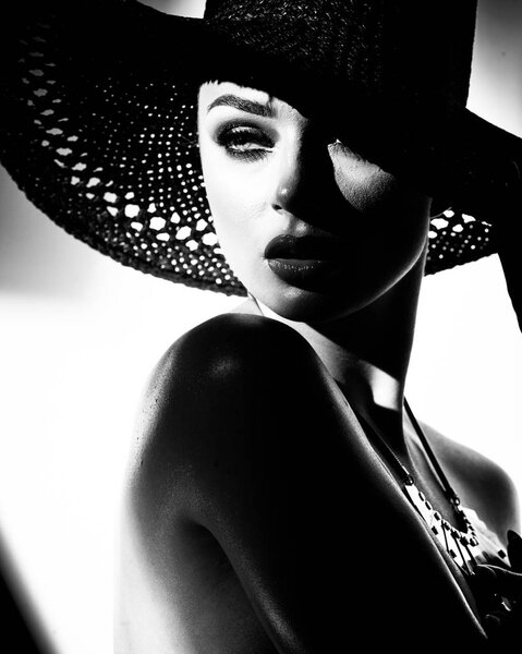 Модный женский портрет
