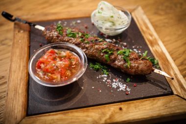 Lula kebap domates salsa ile