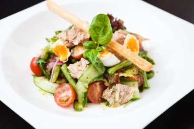 Ton balığı ile salata salata