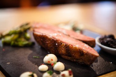 Kızarmış ördek göğsü