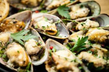 Peynirli fırında midye