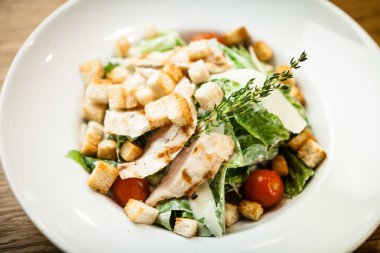 Tabakta Sezar salatası