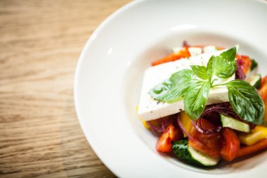 Tabakta Yunan salatası